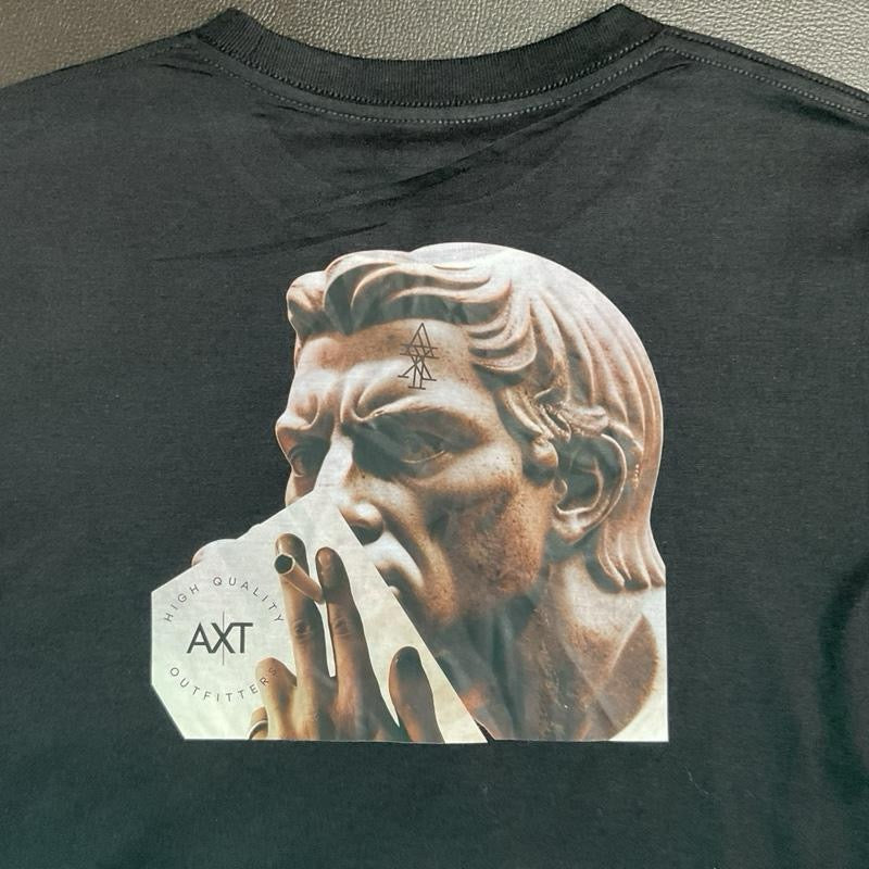 เสื้อรูปปั้นกบฏมีจําหน่ายในเสื้อสงกรานต์สีดําที่สวยงาม. Rebellious statue shirt available in black beautiful Songkran shirt