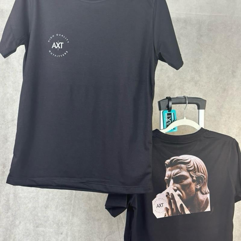 เสื้อรูปปั้นกบฏมีจําหน่ายในเสื้อสงกรานต์สีดําที่สวยงาม. Rebellious statue shirt available in black beautiful Songkran shirt